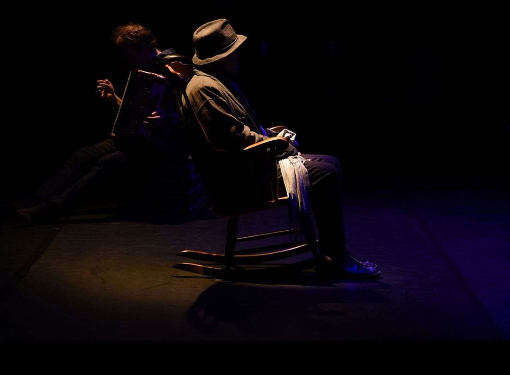 L’accordéoniste et le vieil homme dans le rocking-chair