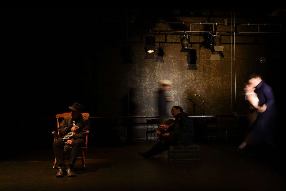 Le plateau : un homme dans un rocking-chair, un accordéoniste, une figure en mouvement