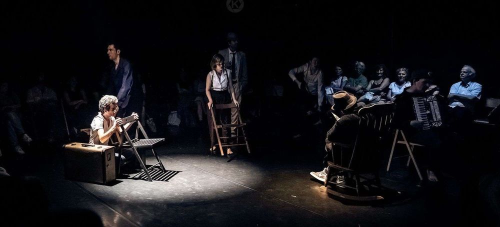 La troupe et le public réunis sur le plateau